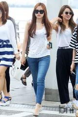 组图：韩团 A pink 现身机场 娜恩上演高难度