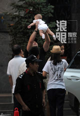 组图：马雅舒再孕备受呵护  混血女儿呆萌可爱