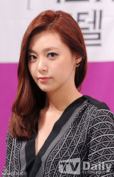 组图：刘仁娜出席发布会 高腰短裙秀美腿