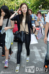 组图：Super Junior回归赴电视台彩排 粉丝围堵拍照忙