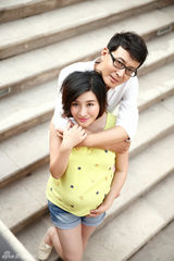 组图：王雅捷曝孕照晋升美妈 与老公秀恩爱