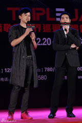 组图：萧敬腾演唱会发布会张杰亮相助阵
