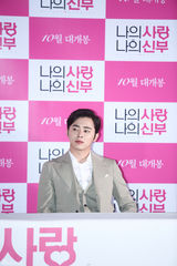 独家：韩星申敏儿宣传新片 面庞圆润露酒窝