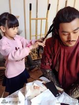 组图：森碟(田亮女儿)探班二姨张歆艺 变身造型师玩坏袁弘