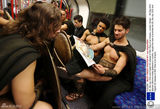 组图：十大猛男裸身持矛盾坐地铁逗乐女乘客