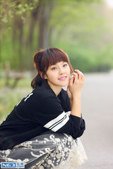 组图:张佳宁休闲写真曝光 青春自然享受阳光