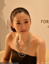 组图：李小冉无锡捞金不回应婚期 抹胸裙秀香肩