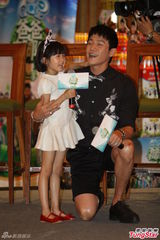 组图：《爸爸2》陆毅见面会 鲍蕾携女儿齐亮相