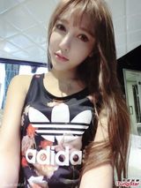 组图：最豪车模性感私照曝光 花400万买跑车