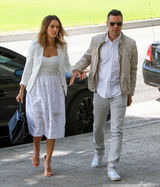 组图：阿尔芭白裙俯身秀乳沟 赴婚礼调皮吹泡泡