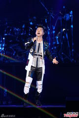 组图：多变哈林(庾澄庆)唱金曲 登小巨蛋万人同欢