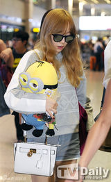 组图：少女时代低调回国 戴墨镜低头不语