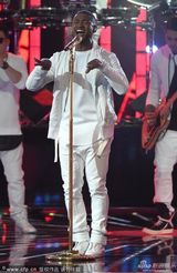 组图：亚瑟小子白衣现身大玩音乐显帅气