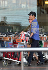 组图：周迅和老公牵手回京 两人大笑合不拢嘴