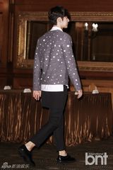 组图：《坏家伙》朴海镇穿洞洞衣宣传新剧