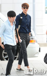 组图：CNBLUE等现身机场 赴巴西应援世界杯