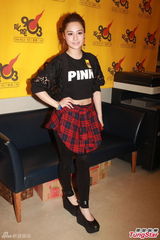 组图：阿娇(钟欣桐)露脐装宣传新专辑 称暂无意恋爱