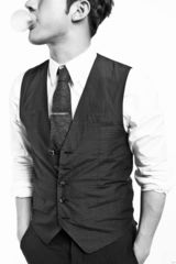 组图：李治廷英伦风出境 玩味十足登杂志封面