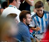 组图：小贝(贝克汉姆)带三子观世界杯决赛 与球王贝利拥抱