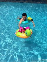 组图：李小鹏庆生派对 妻子比基尼出镜奥莉超萌