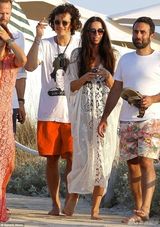 组图：精灵王子揍完比伯心情好 1男泡2女享艳福