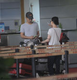 组图：周迅与老公现身 两人十指紧扣寸步不离