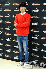 组图：韩星安宰贤出席签名会 演绎休闲时尚