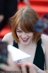 组图：蜘蛛侠女友赴威尼斯红毯 大深V秀雪乳