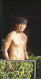 组图：周杰伦昆凌贴脸搂抱秀恩爱 周妈淡定围观