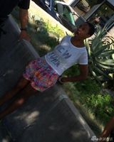 组图：黑人女星街头吻老公 被警察当妓女铐押