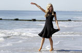 组图：新晋美国小姐海滩拍写真 穿小黑裙逐浪