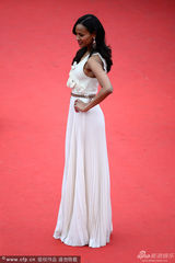 组图：佐伊-索尔达娜现身红毯 白裙披发美艳