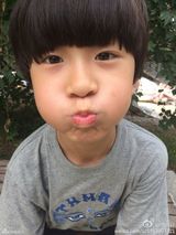 组图：张天天露出板牙九连拍 萌化网友没商量