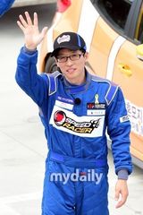 组图：《无限挑战》成员参加韩国赛车比赛