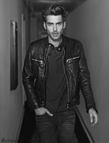 组图：米兰达火辣代言 半裸上阵与男模缠绵