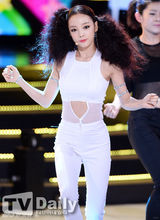 组图：韩团Kara发布会 露脐白衣性感十足