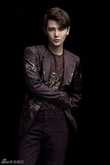 组图：孙坚写真五官精致眉目如画 显男色诱惑