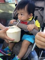 组图：陈浩民一家四口出游 女儿美艳儿子呆萌