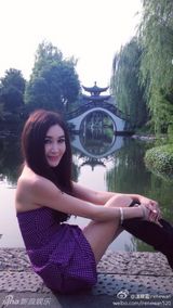 组图：48岁温碧霞短裙秀身段 容貌不老女神依旧