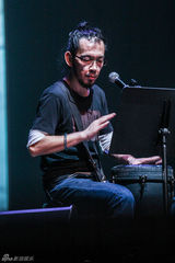 组图：野孩子乐队中秋开唱 罗琦助阵表演