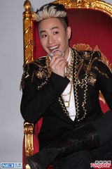 组图：潘玮柏身披5000万珠宝 为新专辑拍宣传照