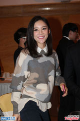 组图：小李琳经超新婚甜蜜拥吻 秀8.4克拉钻戒