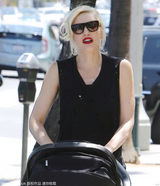 组图：辣妈史蒂芬妮三胎儿子曝光 双眼皮大脑门