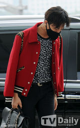 组图：G-DRAGON红黑造型亮相 时尚锐气难挡