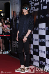 组图：张根硕红衣亮相 剪短发蓄须显沧桑