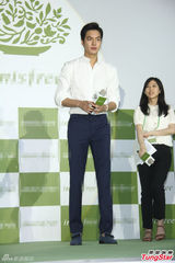 组图：长腿男神李敏镐旋风访台 吐舌卖萌玩不停