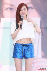 组图：王心凌中空露小蛮腰 大跳电臀舞