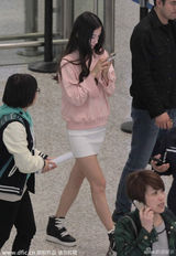 组图：Angelababy紧身小短裙现身 疑与黄晓明隔空传情