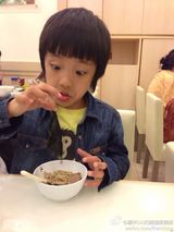 组图：吴镇宇穿制服搞怪 疑影版《冲上云霄》试装照