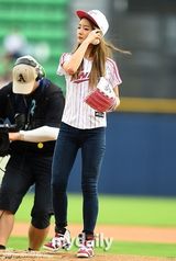 组图：A pink尹宝美任棒球比赛开球嘉宾
